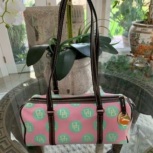 DOONEY & BOURKE VINTAGE BARREL BAG!💗💚
